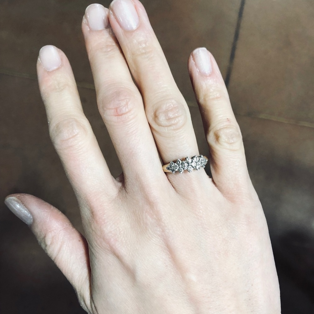 Diamond ring in yellow gold - size 6